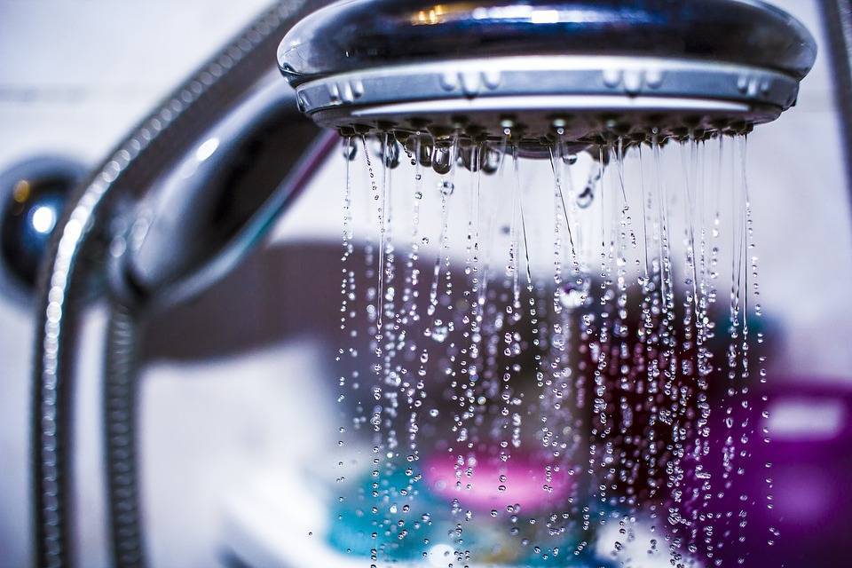 Горячий душ помогает одиноким людям справиться с недостатком прикосновений