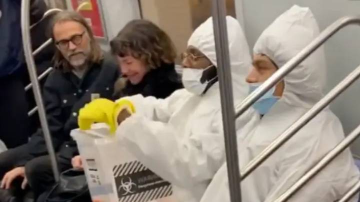 Шутники в защитных костюмах разыграли пассажиров, "пролив коронавирус" в вагоне метро Нью-Йорка