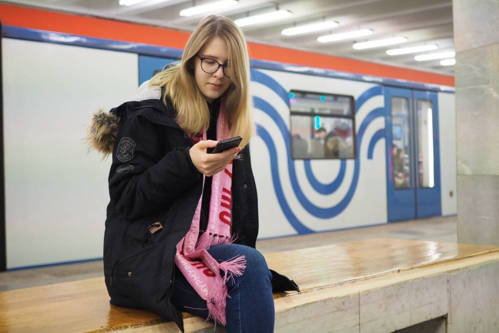 В московском метро объяснили, как достать упавший на рельсы телефон