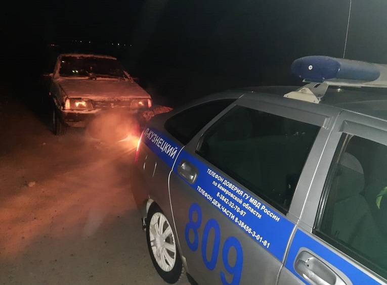 В Кузбассе полицейские спасли застрявшую на трассе женщину
