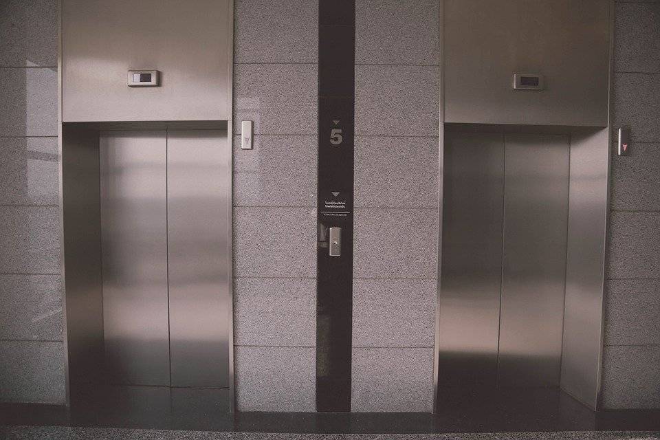 Более 200 лифтов отремонтируют на востоке столицы до конца года