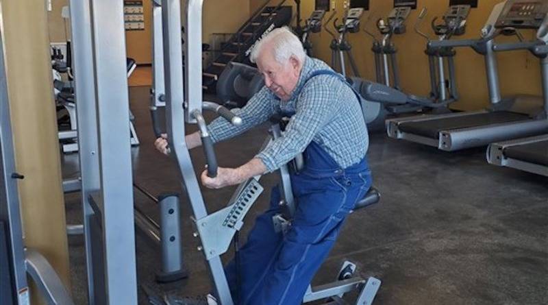 «Возраст – только число»: 91-летний дедушка вдохновил тысячи человек, занимаясь в тренажерном зале (фото)