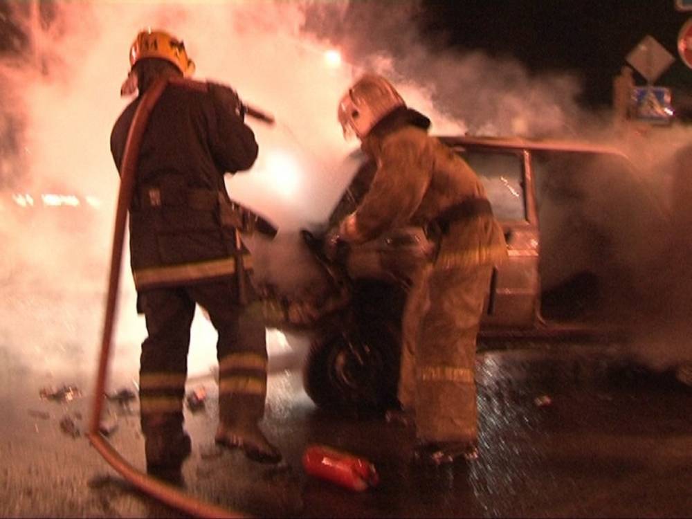 Спасатели потушили горящую Mazda на Комендантской площади