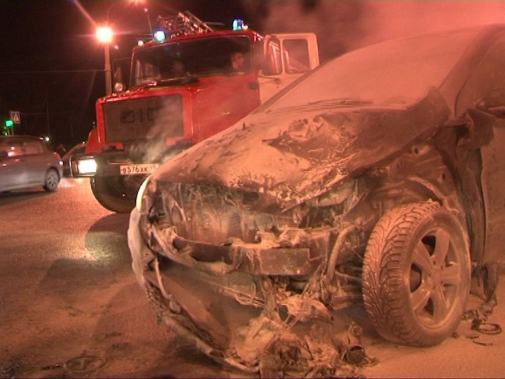 На Большевиков пожарные потушили полыхающий Mercedes