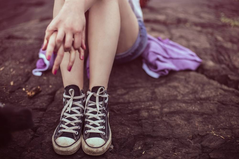 Директор школы Петрозаводска отчитала ученицу за «толстоватые ноги», увидев ее в юбке