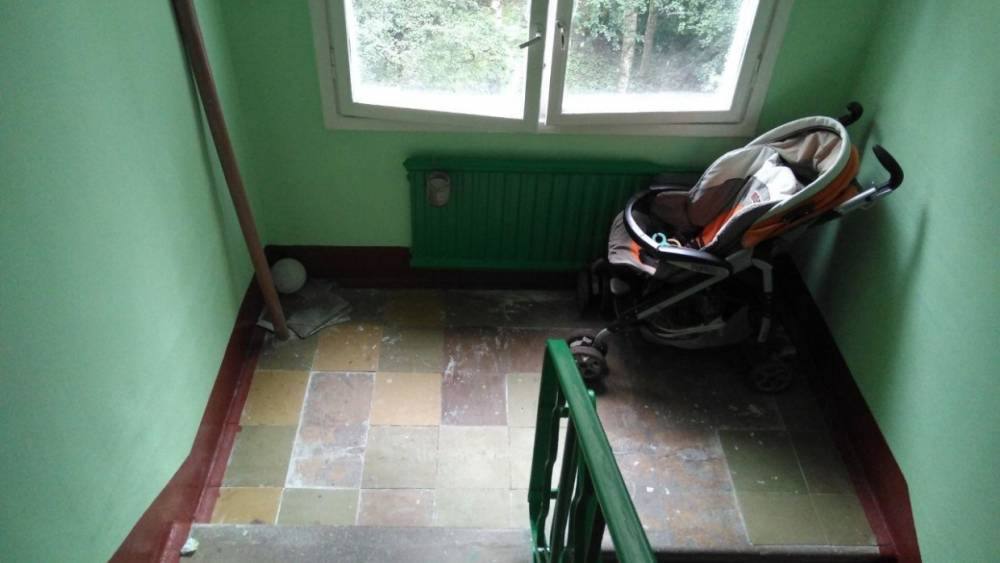 В подъезде новгородского дома сгорели четыре детские коляски