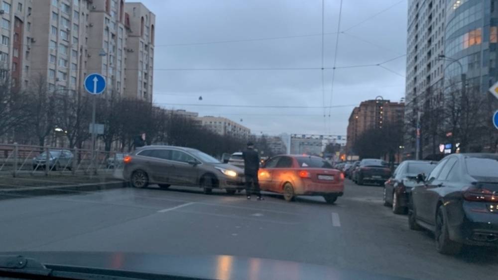 Утреннее ДТП на Нахимова вынудило автомобилистов проезжать по газону