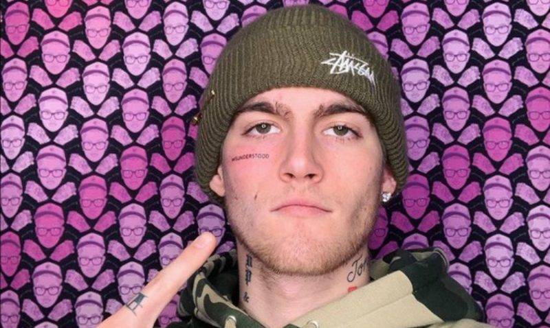 «Прости, мама»: 21-летний сын Синди Кроуфорд сделал татуировку на лице