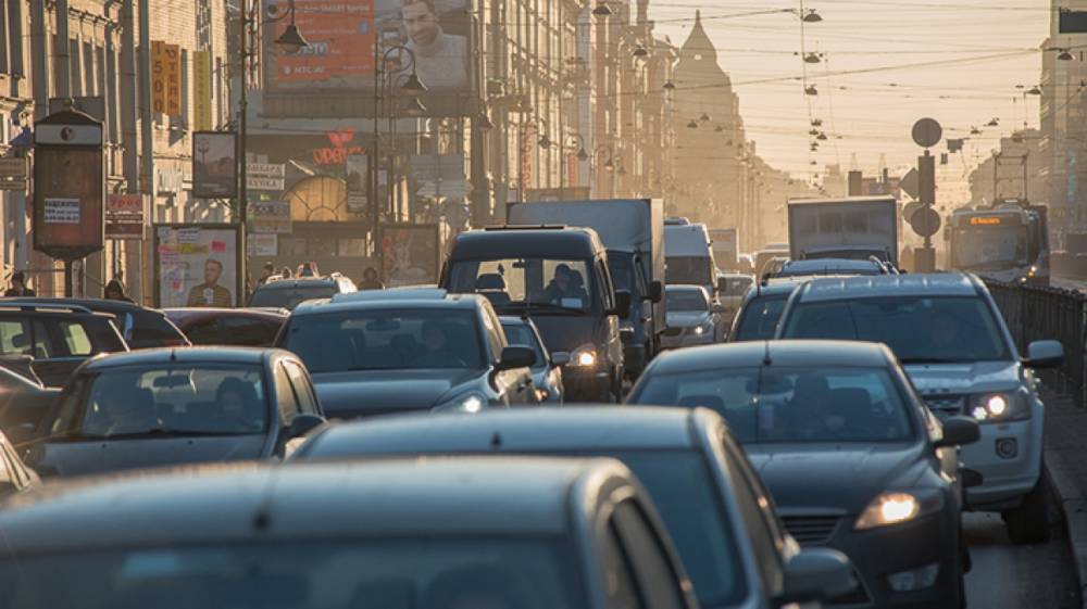 Крупнейшая с начала февраля пробка образовалась на КАД в Петербурге