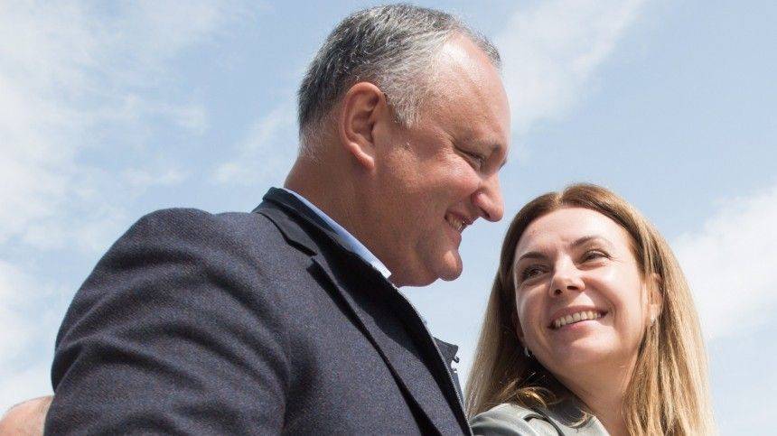 «Благословение для мужчины»: президент Молдавии трогательно поздравил жену с днем рождения