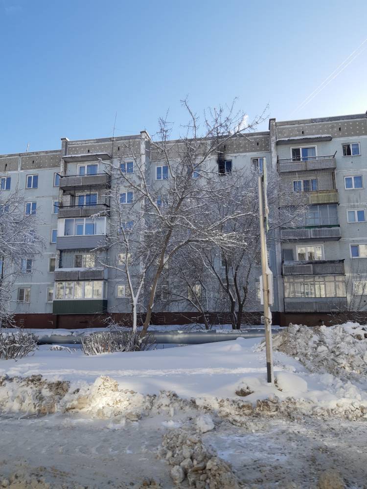В Кузбассе при пожаре в пятиэтажке погибла женщина, её мужа госпитализировали