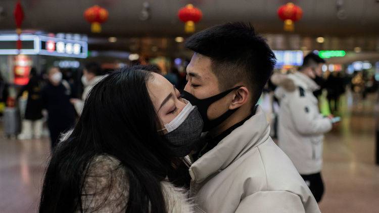 День влюбленных в масках: медики запретили поцелуи из-за коронавируса