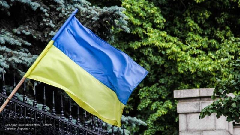 Пользователи Сети высмеяли "настоящих патриотов" Украины за заявления об упавшем флаге