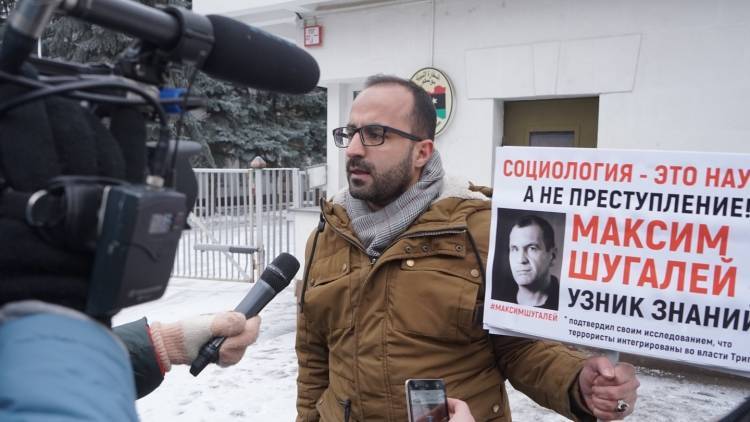 Коллега похищенных в Ливии социологов провел пикет у посольства в Москве