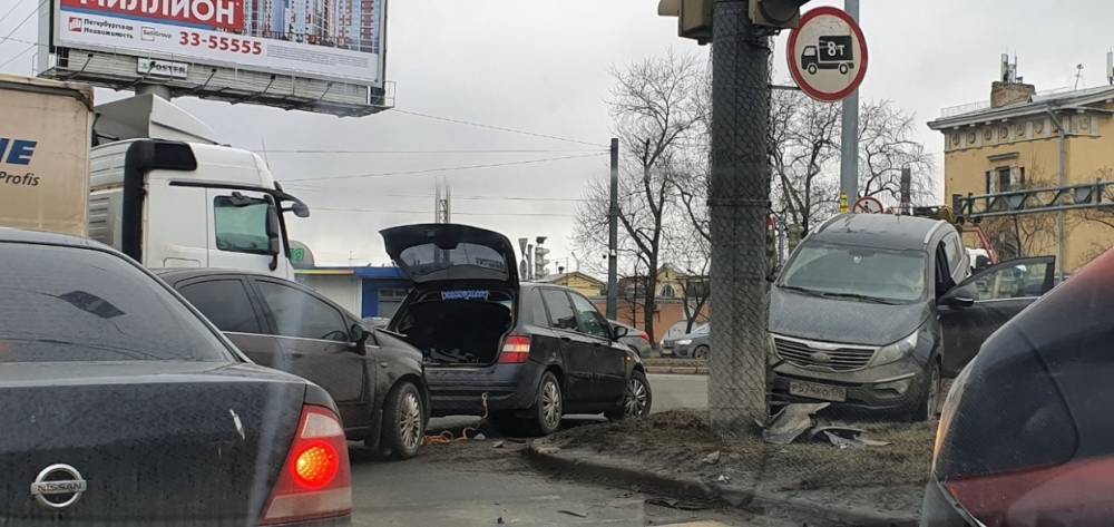 Два автомобиля разбились о столб в Московском районе Петербурга