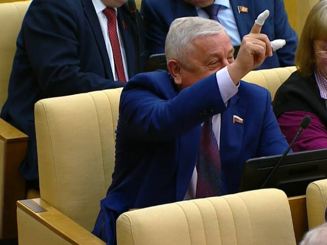 В Госдуме нашли способ обезопасить себя от микробов при голосовании по методу Жириновского