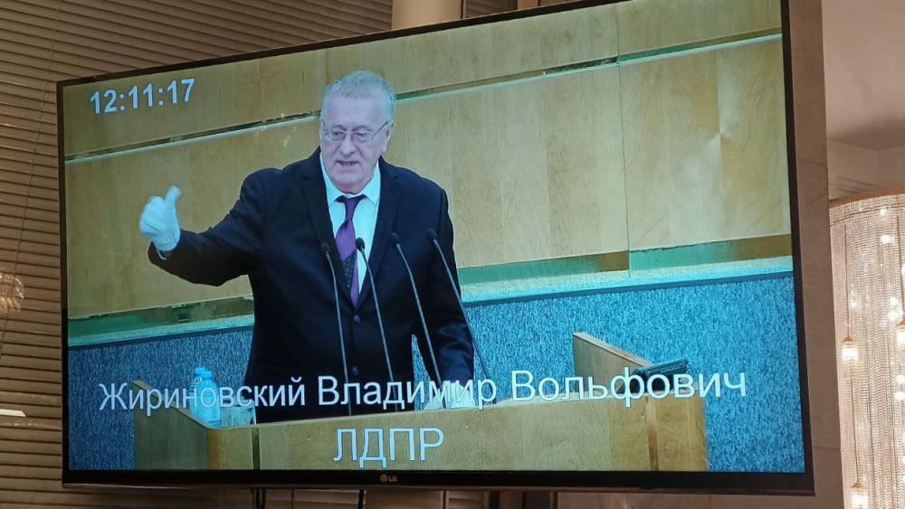Жириновский заказал белые перчатки для защиты от микробов и запретил депутатам жать руки