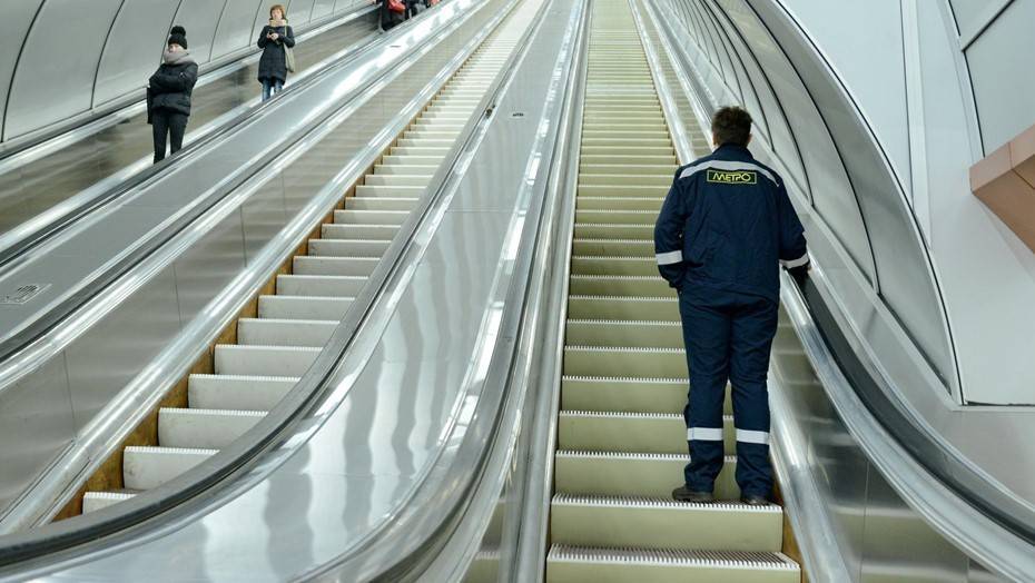 Пассажира упал на пути в петербургском метро