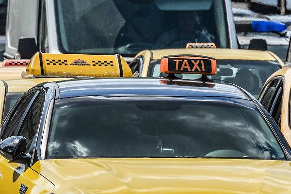 Суровый челябинский таксист избил клиентов, попросивших изменить маршрут