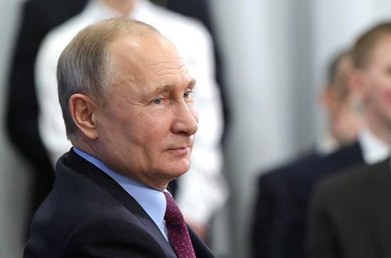 Путин обещал обдумать возможность внесения поправок о культуре в Конституцию