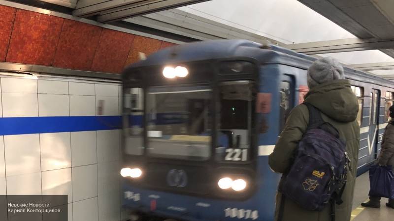 Упавший на пути в метро Санкт-Петербурга пассажир жив