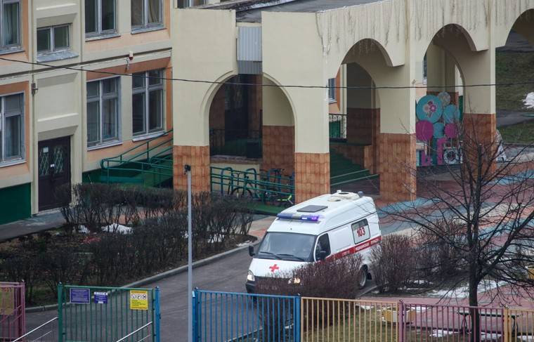 На территории школы в Москве фургон сбил девочку