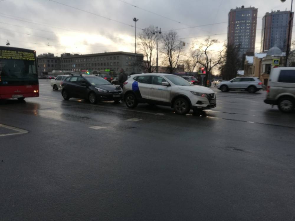 KIA въехала в каршеринговый автомобиль на Московском проспекте
