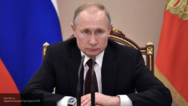 Путин поддержал идею о внесении в Конституцию РФ упоминания о молодежной политике