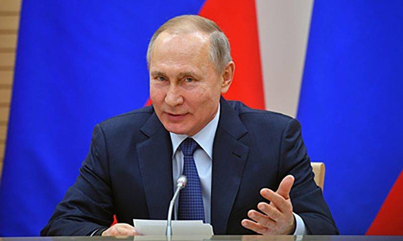 Путин отказался заменять «папу» и «маму» на «родителя №1» и «родителя №2»