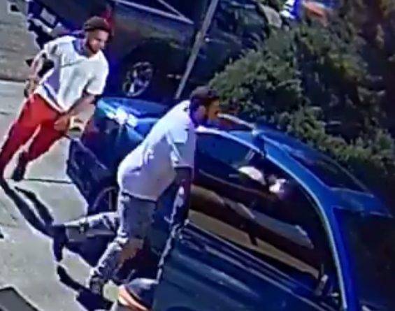 На записи с камер мужчину ограбили под дулом пистолета возле собственного дома в Окленде