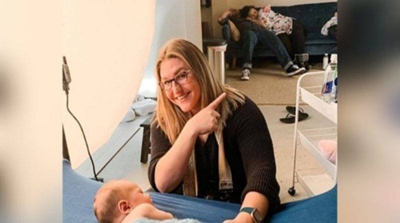 Молодые родители попали в кадр, когда, обнявшись, уснули во время фотосессии младенца