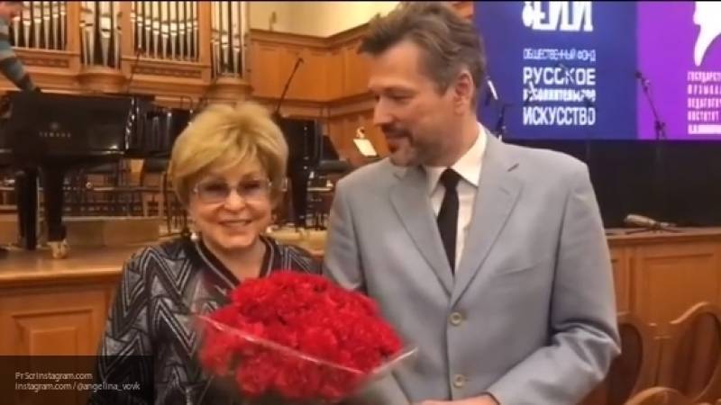 Ангелина Вовк появилась с молодым избранником в московском ЗАГСе в канун Дня влюбленных