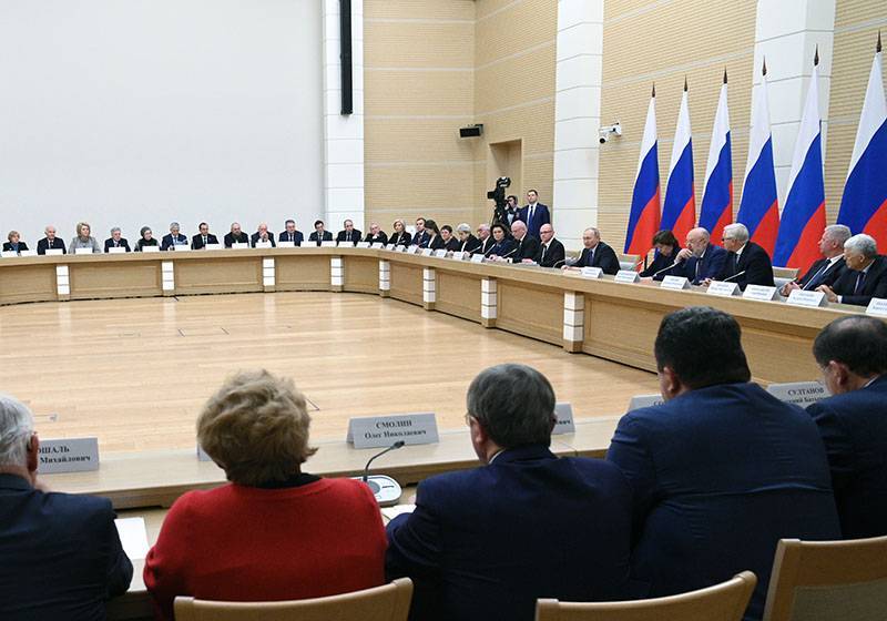 Путин встретился с рабочей группой по поправкам в Конституцию. Главное