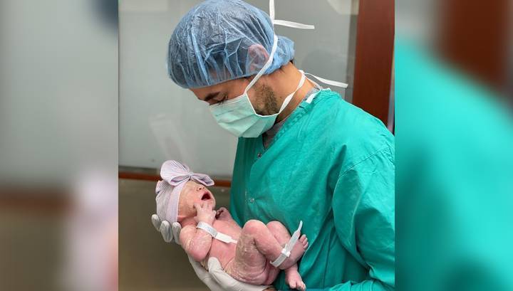 Иглесиас и Курникова опубликовали фото ребенка из родильной палаты