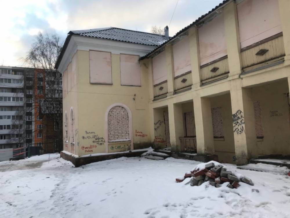 В Петрозаводске окна и двери заброшенного детского сада заложили кирпичами