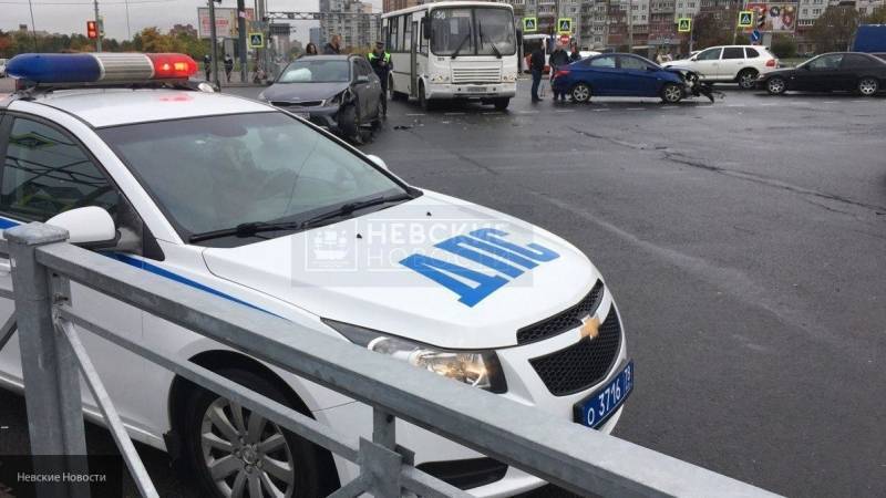 Женщина попала под колеса сразу двух автомобилей на шоссе Революции в Петербурге