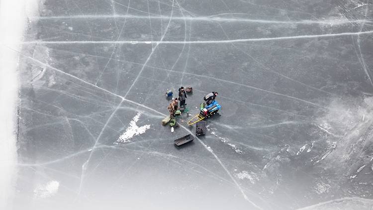 Две машины в Хабаровском крае провалились под лед
