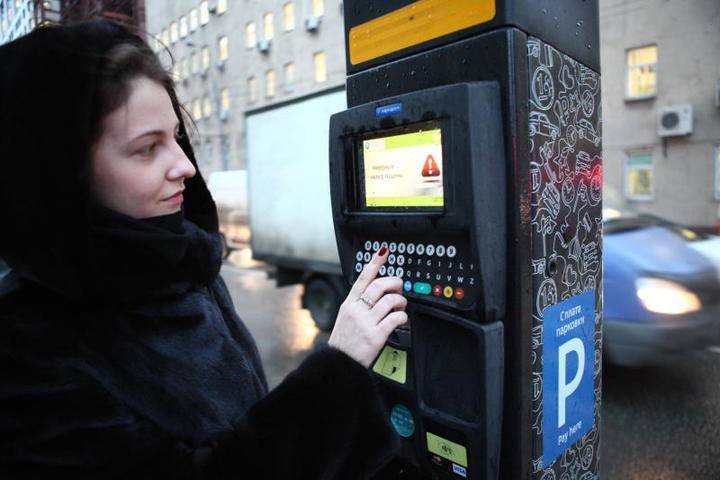 Москвичи бесплатно припаркуют автомобиль в День защитника Отечества