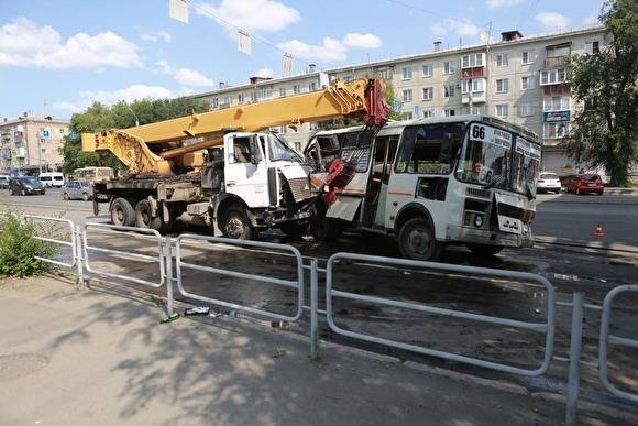 В Челябинске передали в суд дело о ДТП с автокраном и автобусами, в котором погиб человек
