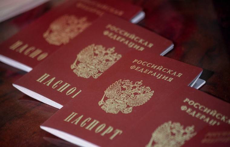 Россиян хотят обязать менять паспорт после 60 лет