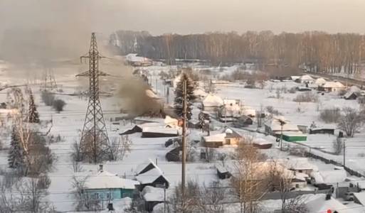 «Был сильный взрыв»: очевидцы сняли на видео пожар в частном доме в Кемерове