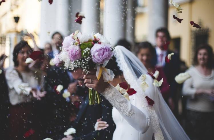 Почти 300 пар Петербурга поженятся в День святого Валентина