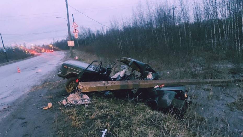 В Колпино водитель врезался в фонарный столб, пассажир погиб
