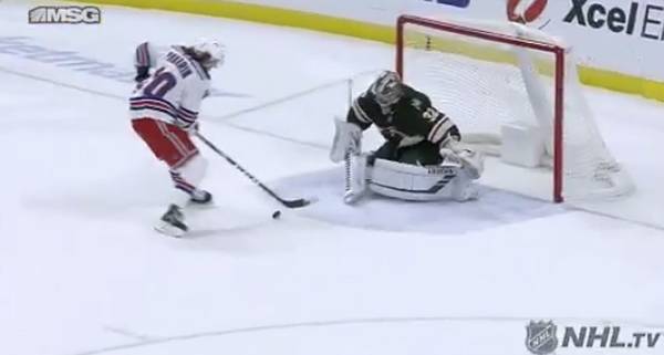 В НХЛ Панарин эффектно реализовал послематчевый буллит. Его засчитали после видеопросмотра