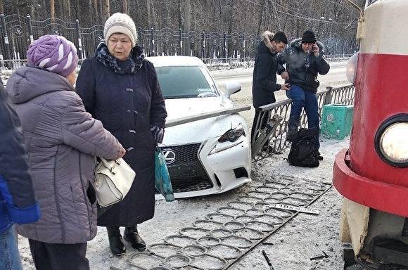 «Забор придавил людей». В Екатеринбурге Lexus вылетел на трамвайную остановку