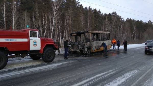 В Тюменской области сгорел автобус, перевозивший 18 детей: дети не пострадали