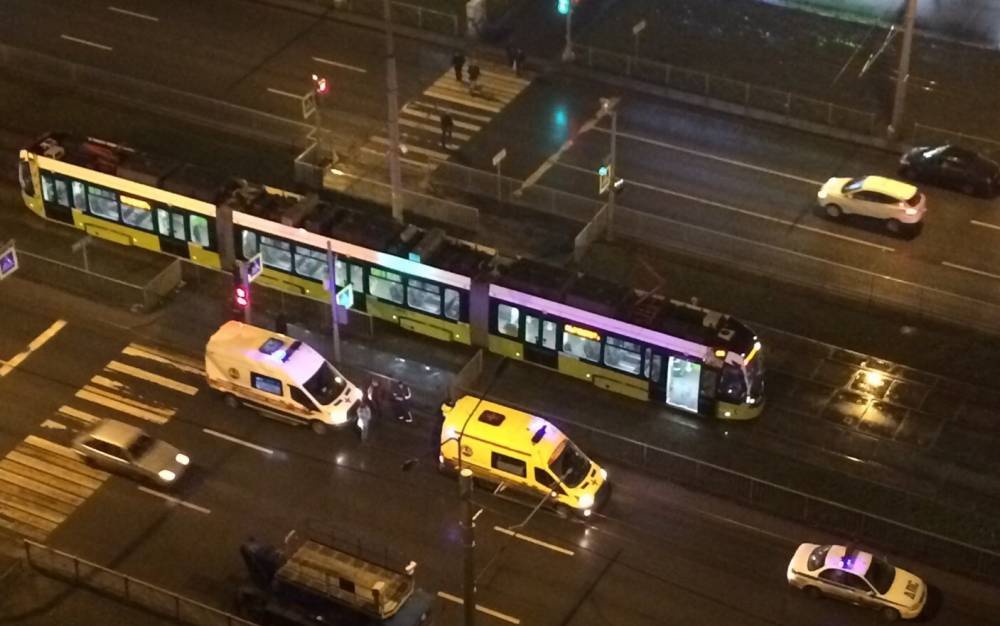 ВИДЕО: трамвай сбил женщину на переходе в Петербурге.