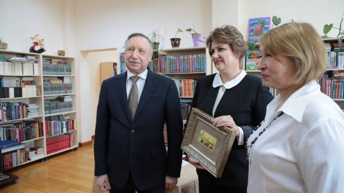 Беглов подарил туркменским школьникам "Блокадную книгу" Гранина