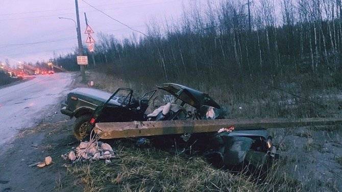 В Колпино ВАЗ врезался в столб – погиб пассажир