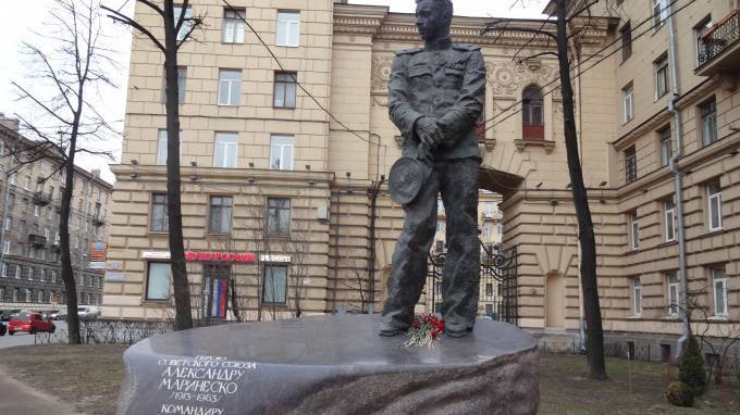 Памятник Александру Маринеско могут подсветить через три года